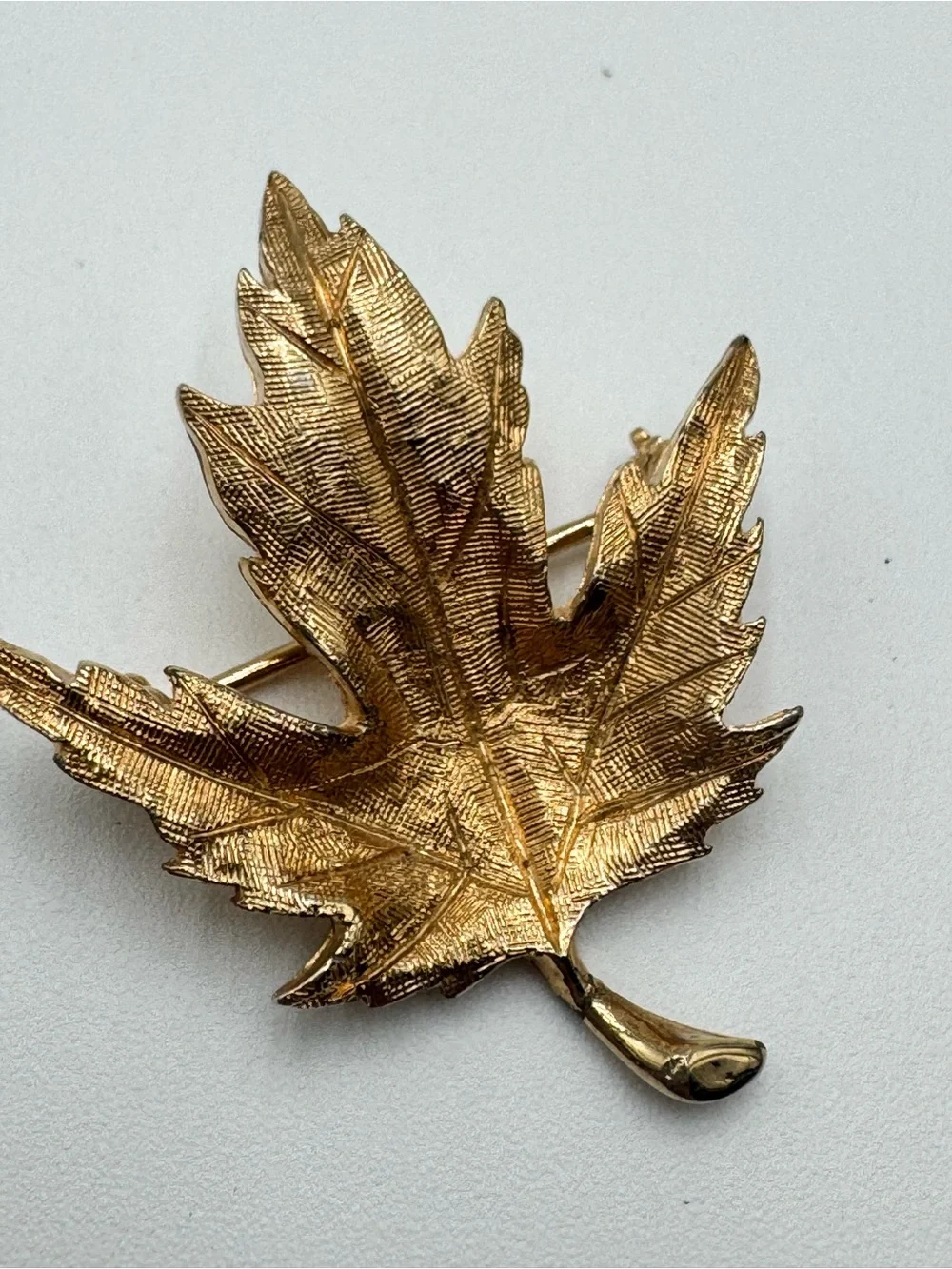 Avon Gold Tone Maple Leaf Brooch Signed #3527 Vintage